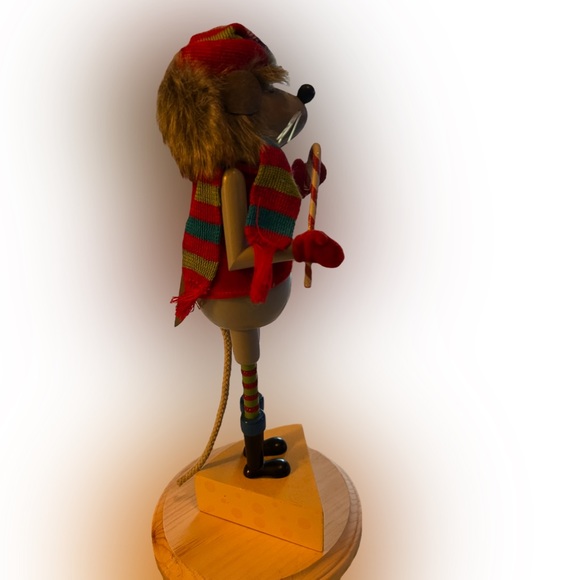 It’s a wooden Christmas mouse nutcracker - Picture 2 of 3